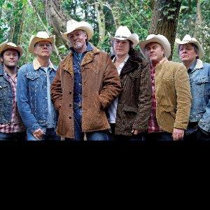 Los Pacaminos featuring Paul Young